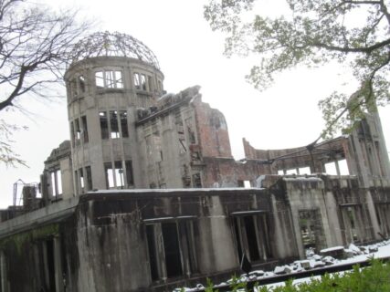 原爆ドームは、原子爆弾の悲惨さを今に伝える被爆建造物。