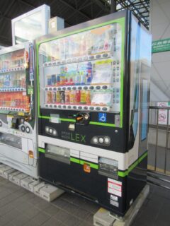 広電西広島駅には、電車をデザインした自販機がございます。