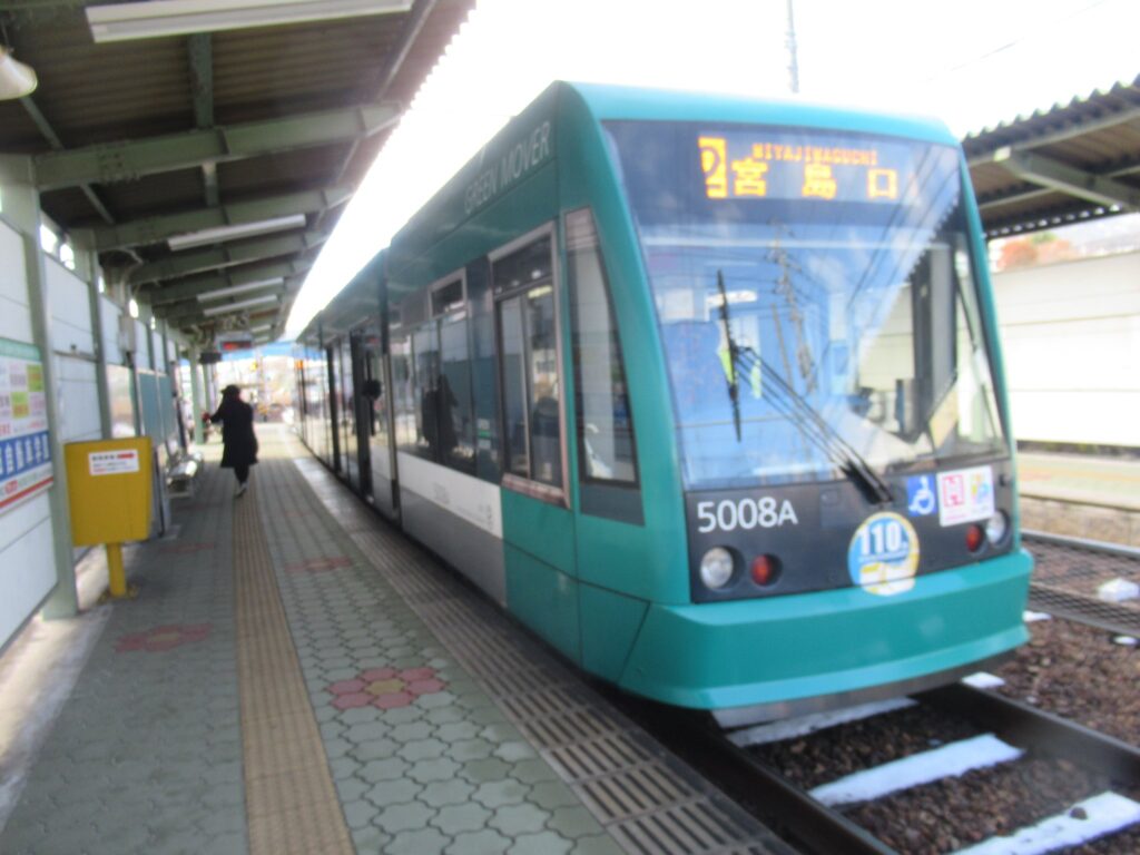 広電阿品駅は、広島県廿日市市阿品三丁目にある、広島電鉄宮島線の駅。