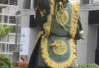 新装なった広電宮島口駅前ロータリー入口にある、舞楽蘭陵王の像。