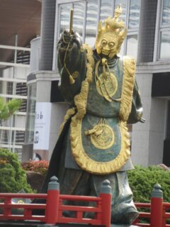 新装なった広電宮島口駅前ロータリー入口にある、舞楽蘭陵王の像。