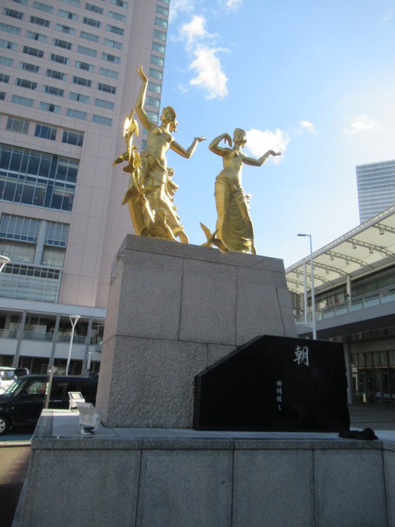 広島駅新幹線口にある、圓鍔勝三さん作の朝という名の黄金色の像 