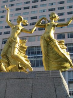 広島駅新幹線口にある、圓鍔勝三さん作の朝という名の黄金色の像。