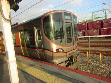 安治川口駅は、大阪市此花区島屋六丁目にある、JR西日本・JR貨物の駅。