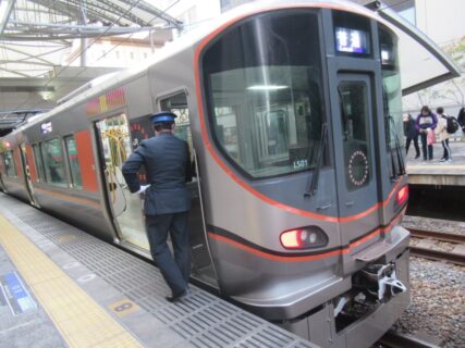 ユニバーサルシティ駅は、大阪市此花区島屋六丁目にある、JR西日本の駅。