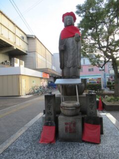 近鉄奈良線の河内小阪駅前にある、交通安全の見守地蔵でございます。