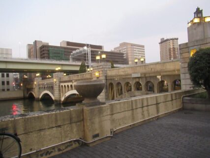 水晶橋は、大阪市の堂島川に架かる歩行者専用橋。