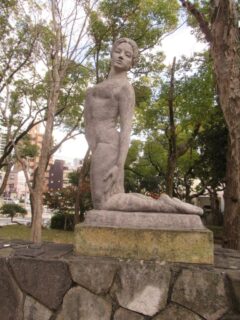 大倉山駅そばの、神戸文化ホール前広場にある彫刻、女神ぃずですな。