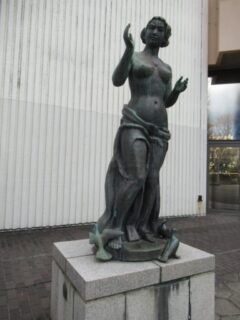 大倉山駅そばの、神戸文化ホール前広場にある彫刻、圓鍔勝三の女神。