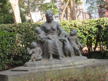 大倉山駅そばの、神戸文化ホール前広場にある彫刻、母と子供達。