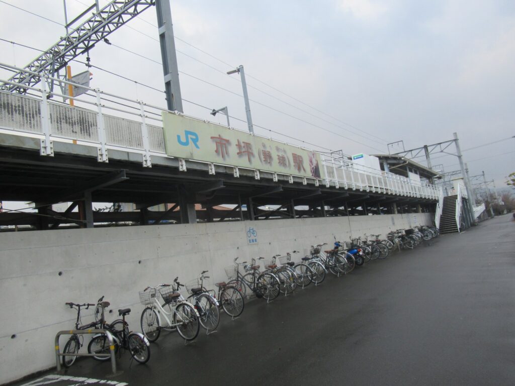 市坪駅は、愛媛県松山市市坪西町にある、JR四国予讃線の駅。