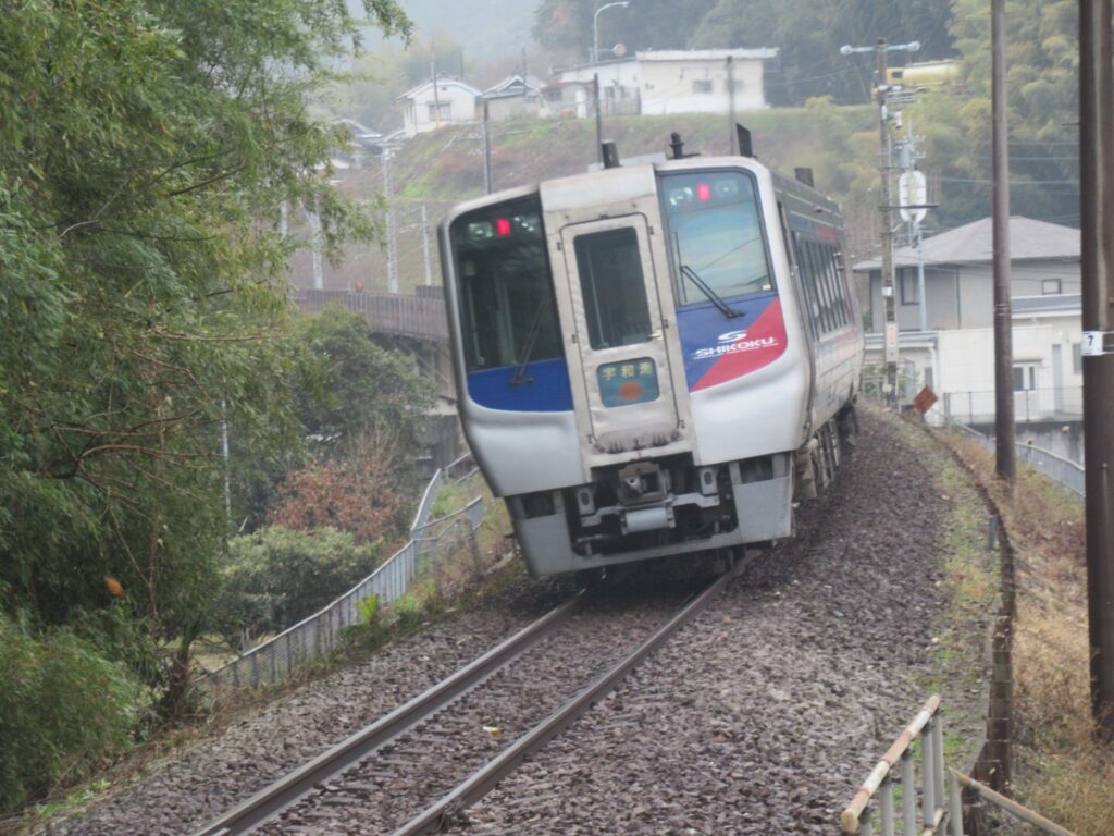 伊予大平駅は、愛媛県伊予市大平にある、JR四国予讃線の駅。