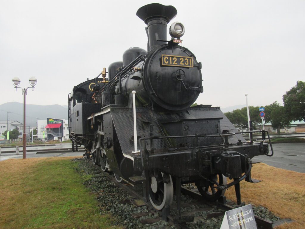 内子駅前に保存展示されている、蒸気機関車C12231号機。