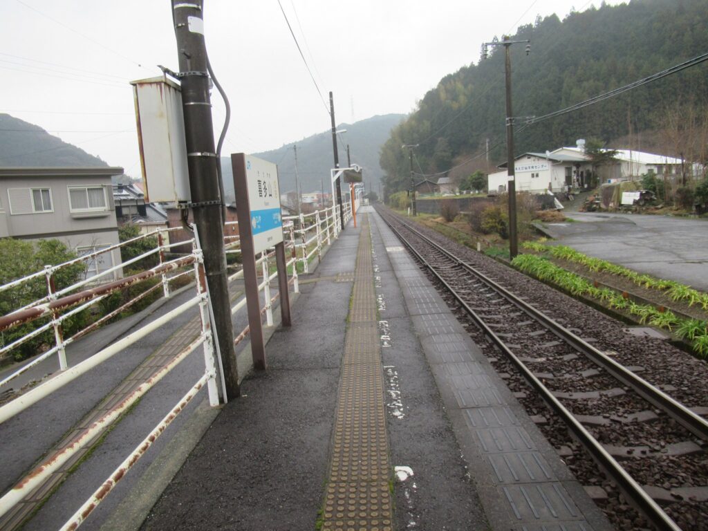 喜多山駅は、愛媛県大洲市新谷にある、JR四国内子線の駅。