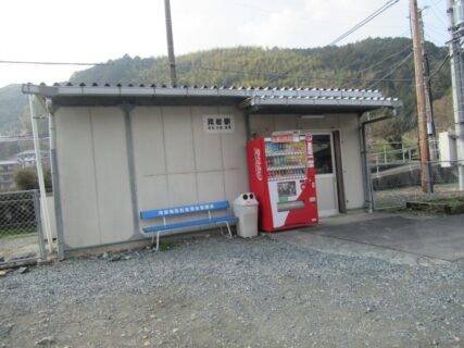 双岩駅は、愛媛県八幡浜市若山にある、JR四国予讃線の駅。