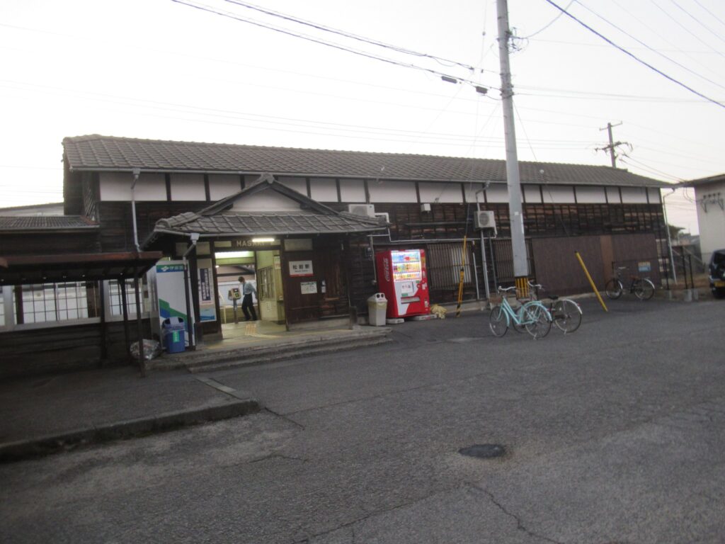 松前駅は、愛媛県伊予郡松前町にある、伊予鉄道郡中線の駅。