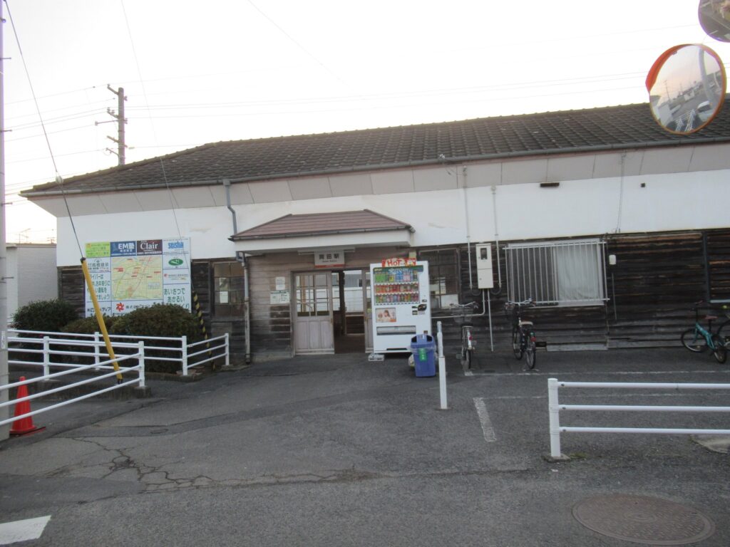 岡田駅は、愛媛県伊予郡松前町にある、伊予鉄道郡中線の駅。
