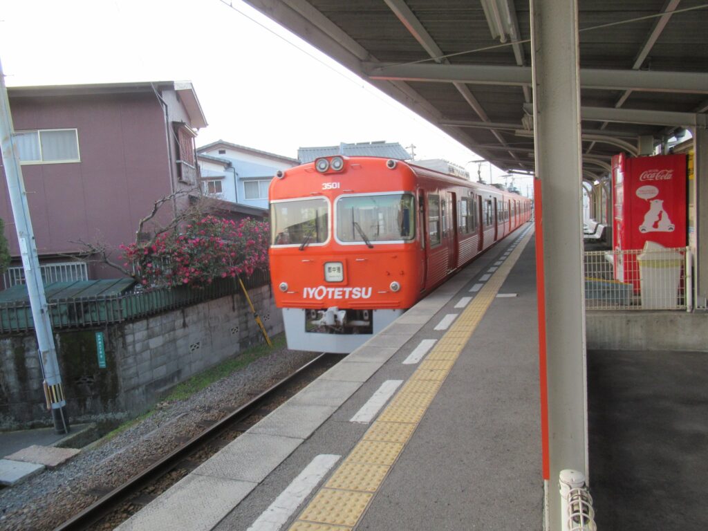 鎌田駅は、愛媛県松山市にある、伊予鉄道郡中線の駅。