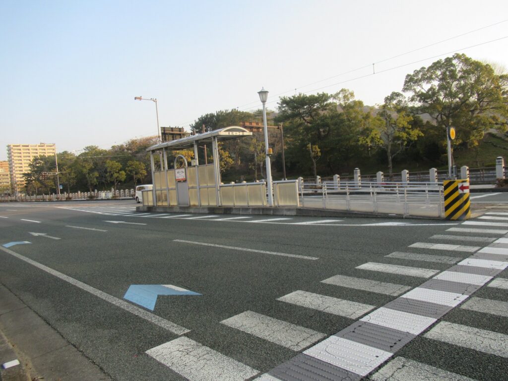 本町一丁目停留所は、愛媛県松山市大手町にある、伊予鉄道の停留所。