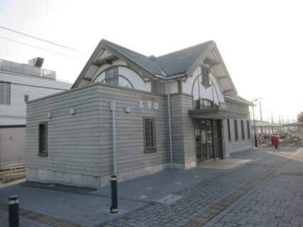 三津駅は、愛媛県松山市三杉町にある、伊予鉄道高浜線の駅。