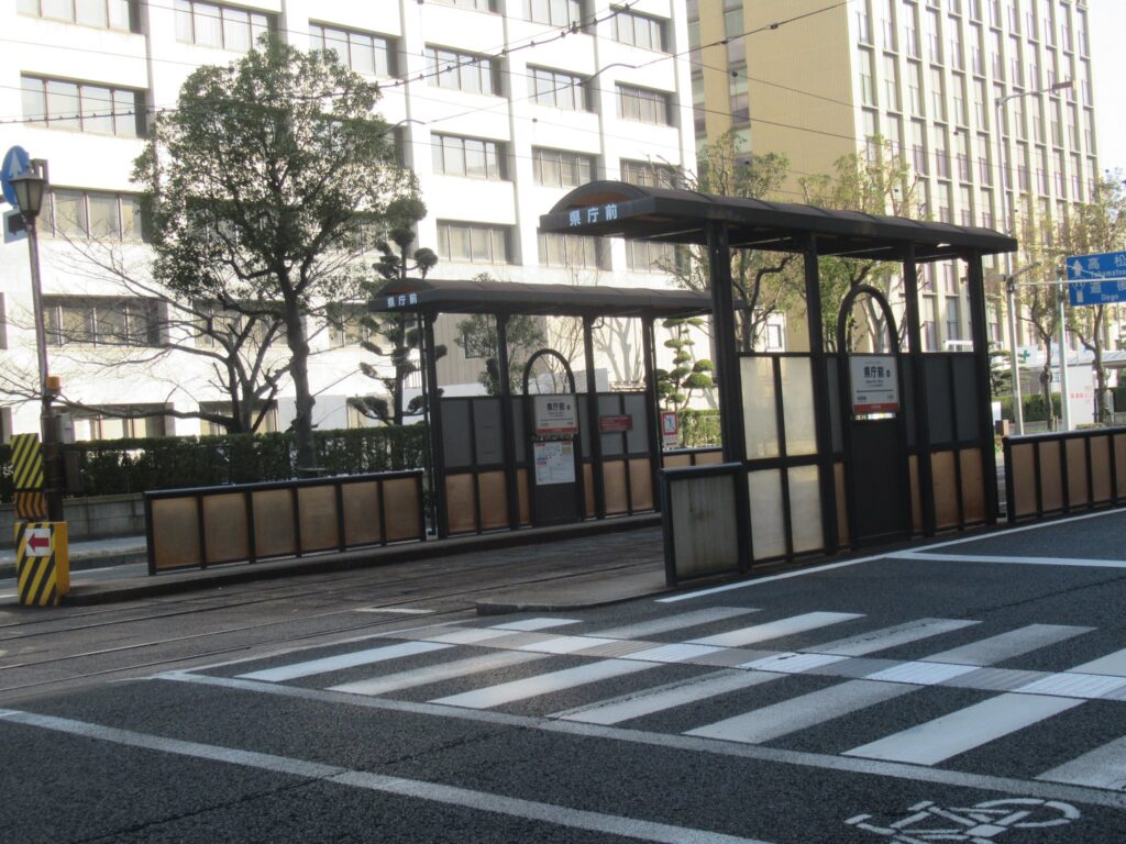 県庁前停留場は、松山市一番町四丁目にある、伊予鉄道城南線の停留所。