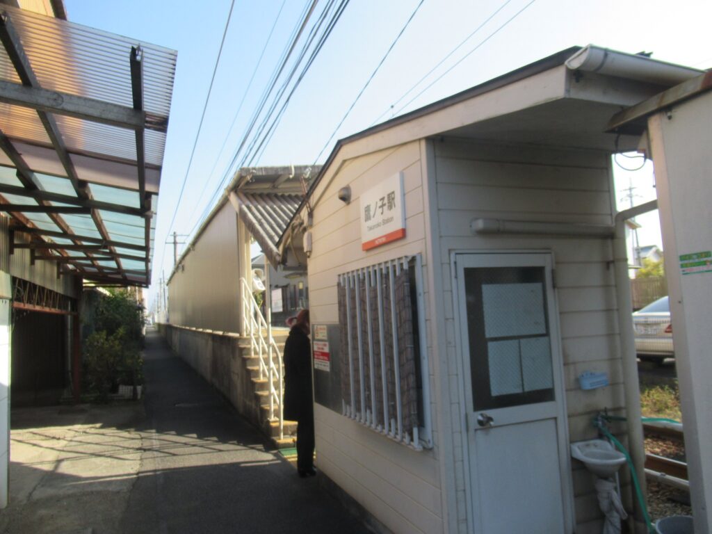 鷹ノ子駅は、愛媛県松山市鷹子町にある、伊予鉄道横河原線の駅。