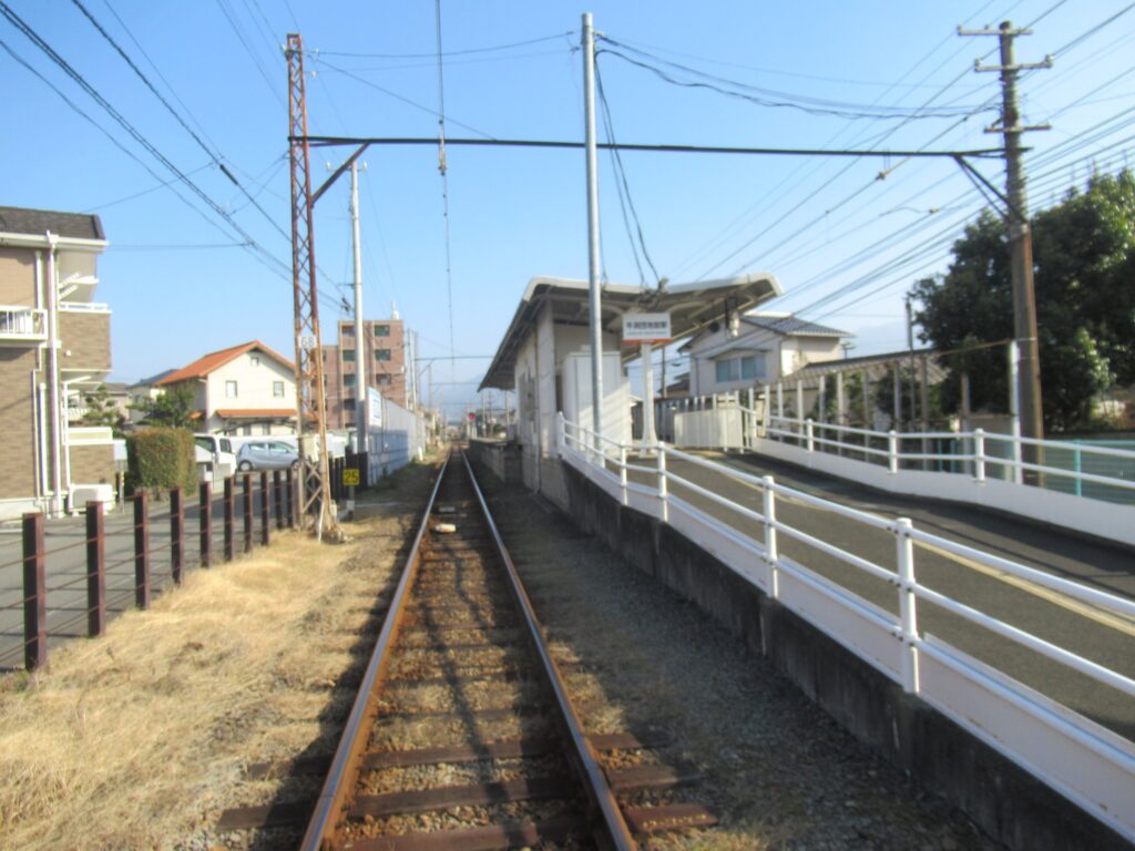 牛渕団地前駅は、愛媛県東温市牛渕にある、伊予鉄道横河原線の駅。
