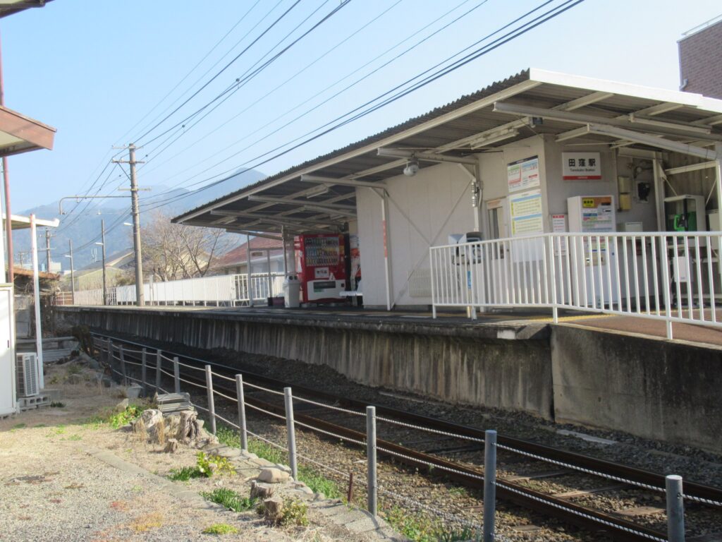 田窪駅は、愛媛県東温市田窪にある、伊予鉄道横河原線の駅。
