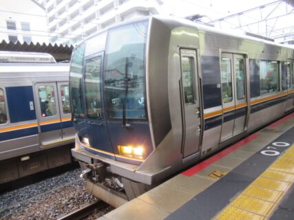 灘駅は、神戸市灘区岩屋北町七丁目にある、JR西日本東海道本線の駅。