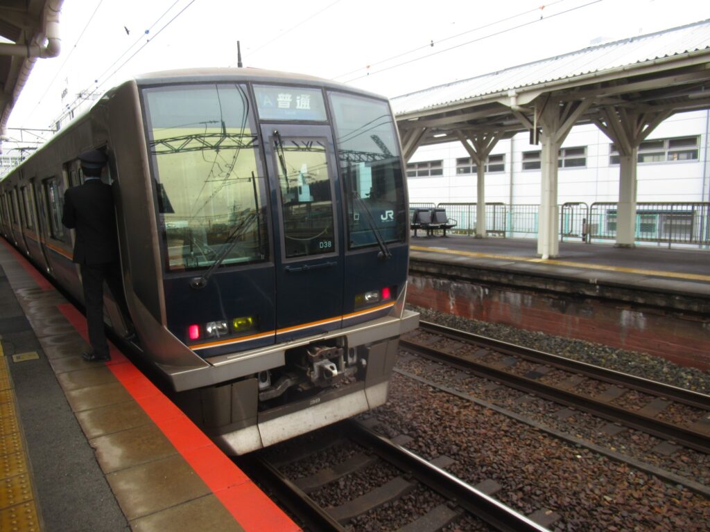 吹田駅は、大阪府吹田市朝日町にある、JR西日本東海道本線の駅。