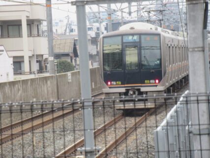 JR総持寺駅は、大阪府茨木市庄一丁目にある、JR西日本東海道本線の駅。