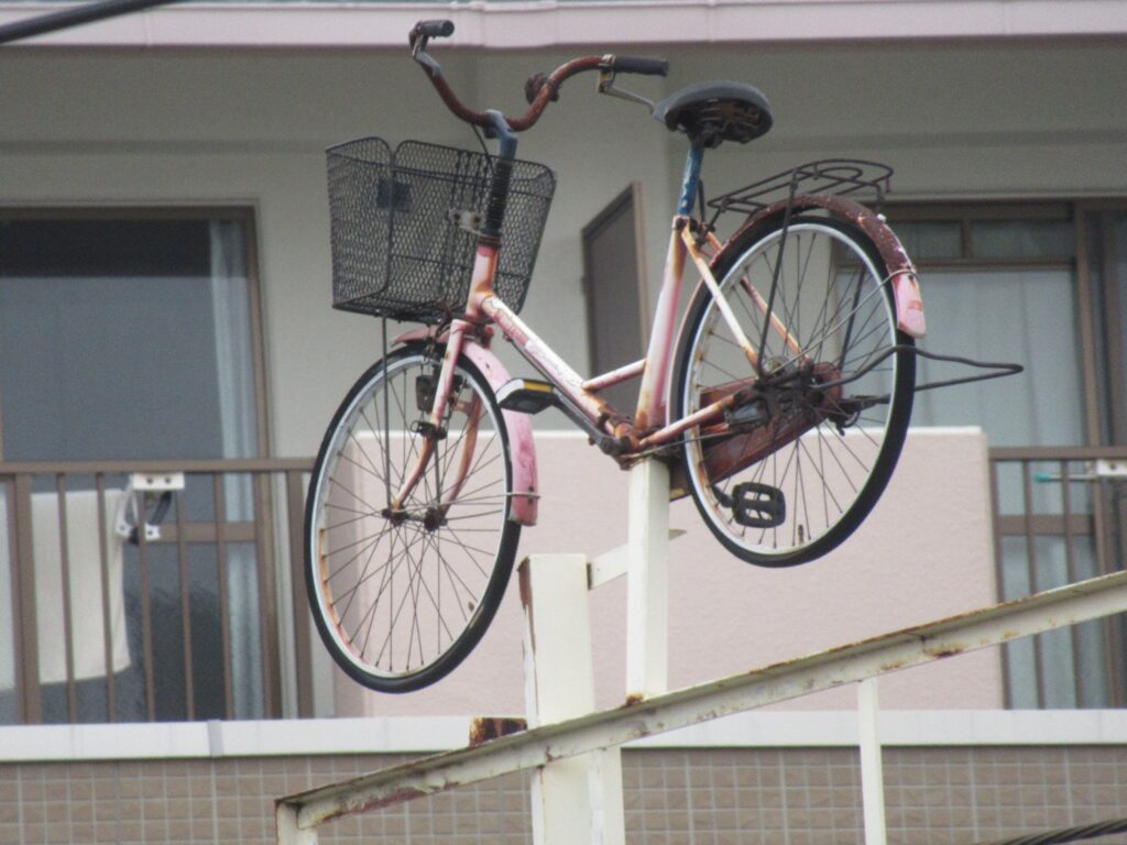 富田駅のホームから見た、空飛ぶ自転車でございます。