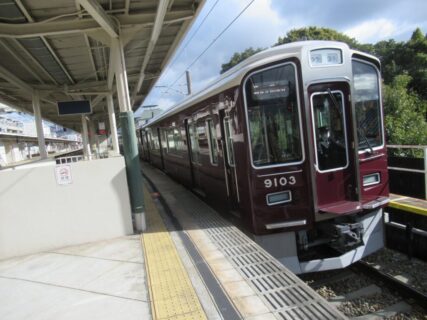 雲雀丘花屋敷駅は、宝塚市雲雀丘一丁目にある、阪急電鉄宝塚本線の駅。