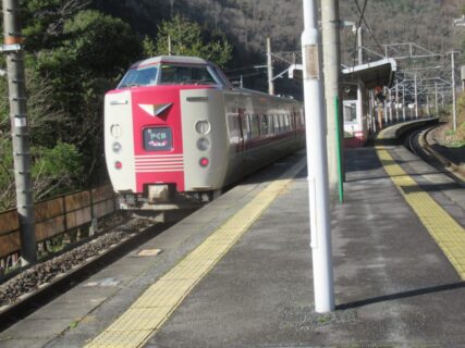 方谷駅は、岡山県高梁市中井町西方にある、JR西日本伯備線の駅。