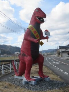 姫新線の線路脇に、赤いザウルスがw