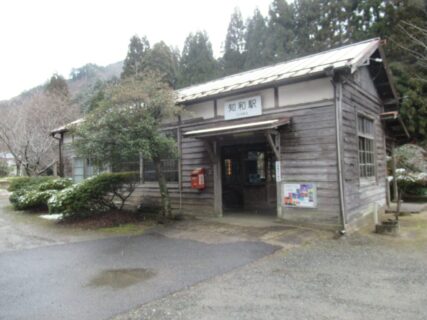 知和駅は、岡山県津山市加茂町小渕にある、JR西日本因美線の駅。