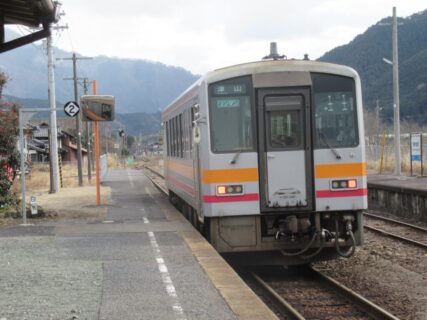 美作加茂駅は、岡山県津山市加茂町桑原にある、JR西日本因美線の駅。