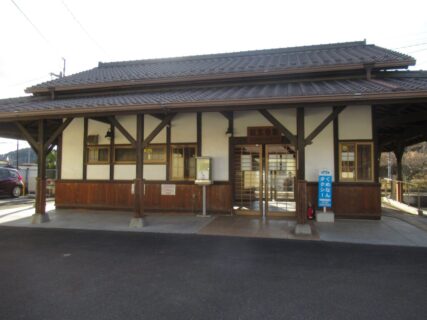 誕生寺駅は、岡山県久米郡久米南町里方にある、JR西日本津山線の駅。