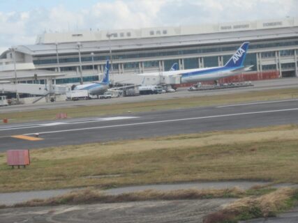 那覇空港に着陸、定刻よりだいぶ遅れましたですな。