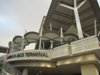 カフーナ旭橋と一体化した、那覇バスターミナル。