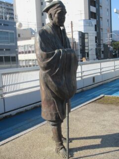 石山駅にある、東海道を旅する松尾芭蕉の像。