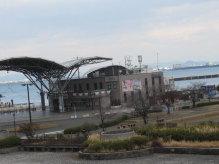 びわ湖浜大津駅のペデストリアンデッキから、大津港を眺めてます。