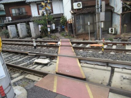 上栄町駅そばにある、個人宅専用踏切。