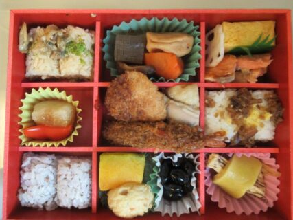 京都駅で購入した特製幕の内御膳を、新幹線車内で食すなり。