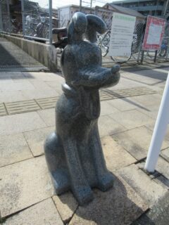 波多江駅前ロータリーに、ちょこんと居たお犬さま。