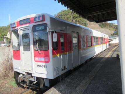 棚方駅は、長崎県佐世保市棚方町にある、松浦鉄道西九州線の駅。