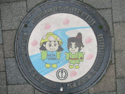 寝屋川公園駅で見掛けた、はちかずきちゃん＆ねや丸くん。