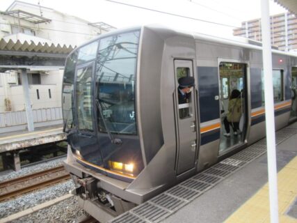 野崎駅は、大阪府大東市野崎一丁目にある、JR西日本片町線の駅。