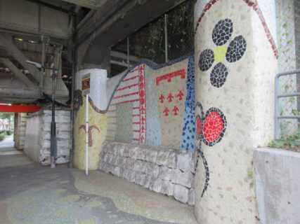 大阪環状線京橋駅のホーム下にあるガードのタイル壁画について。