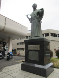 宝山ホール前にある小松帯刀像、西郷隆盛像と相対しております。